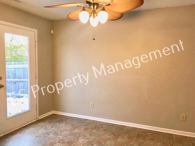 Building Photo - Beautiful 3 Bedroom 2 Bathroom Ranch Style Home in Lawrence!