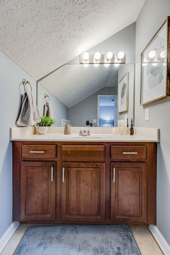 Building Photo - 2 BEDROOM 2 BATH TOWNHOME CLOSE TO DOWNTOWN