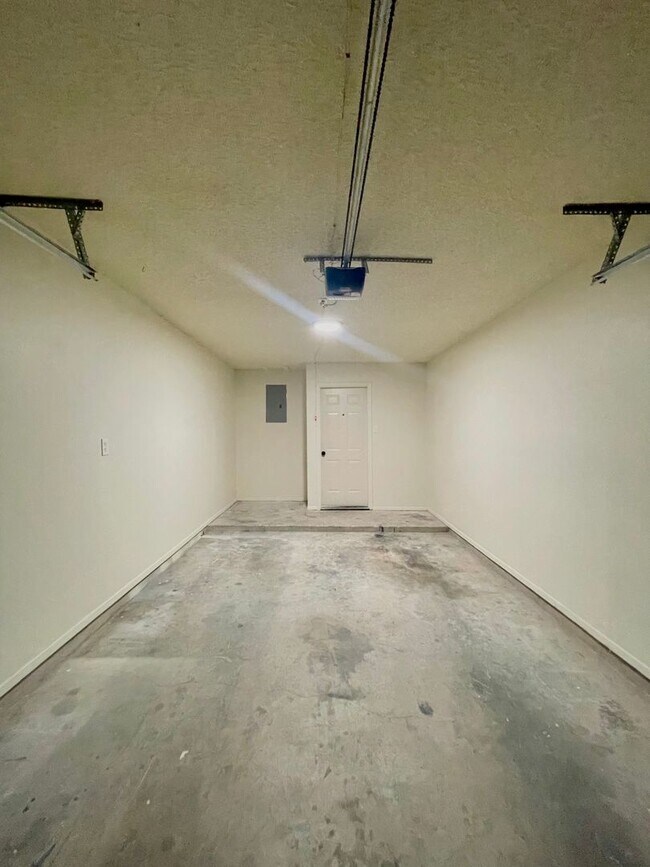 Building Photo - 1226 Royal Crest Dr