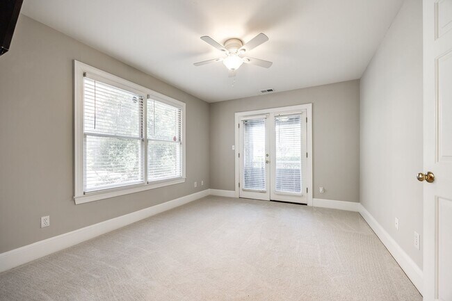 Building Photo - Hard to find Myers Park 2 bed 2 bath 1st floor Gem!