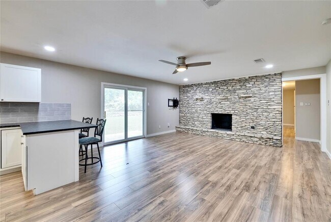 Building Photo - 11405 Oakwood Dr