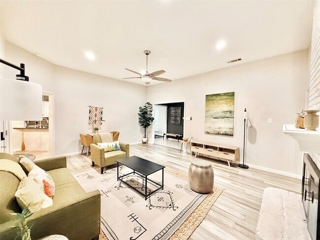 Building Photo - 16235 Red Wood Cir N