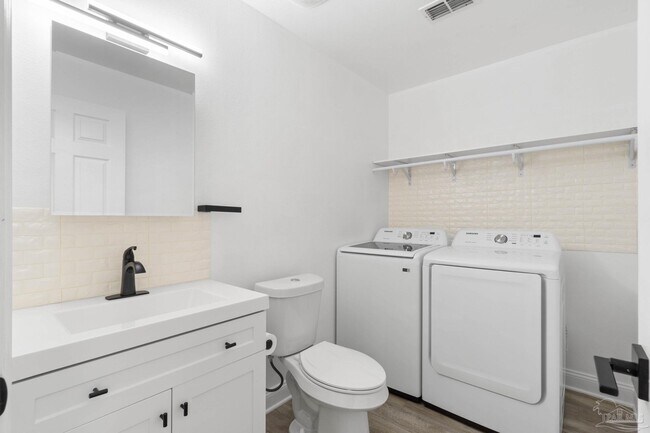 Building Photo - 707 Majestic Dr