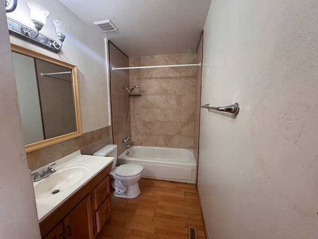 Building Photo - 3 Bedroom 2 bathroom Home for Rent -Lesley Reilly Property
