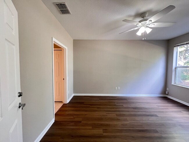 Building Photo - Great townhouse -  available now!