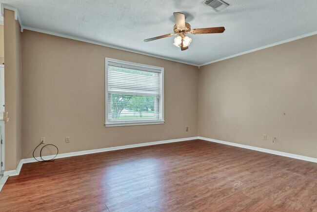 Building Photo - END OF JULY MOVE IN!!  Spacious 4 Bedroom 2 Bathroom Home with Huge Yard!