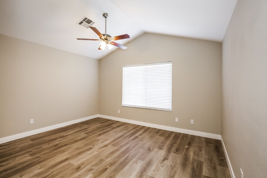 Building Photo - 104 Escada Ln