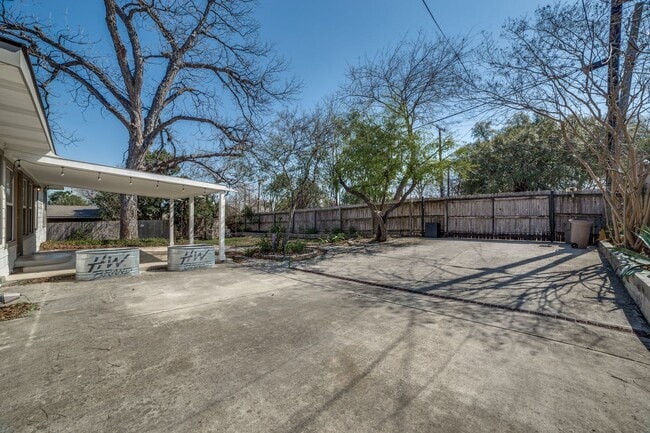 Building Photo - 244 Halcyon Pl