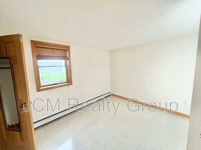 Building Photo - 120 Savage St