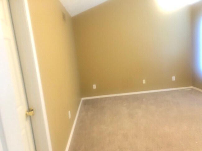 Building Photo - Great 2 BR 4 bathroom townhouse in Bloomington