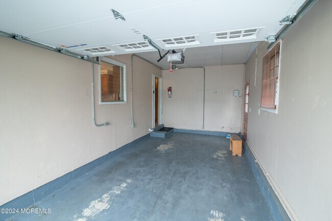 Building Photo - 3 Willowbrook Dr