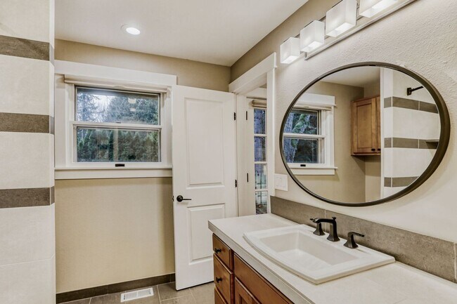 Building Photo - 3bd/2ba Woodinville Home