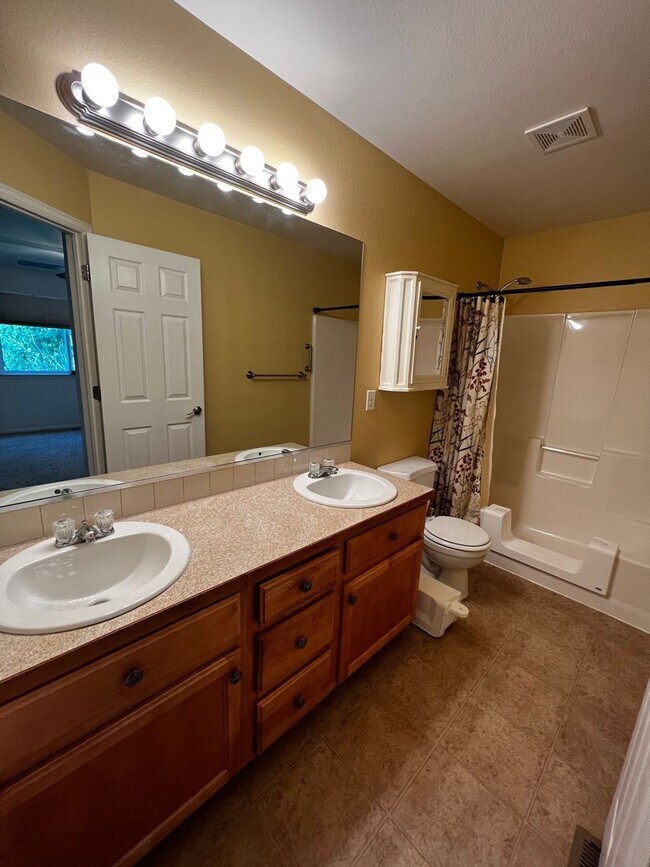 Building Photo - Charming 3 Bed, 2 Bath Home in Maple Hill