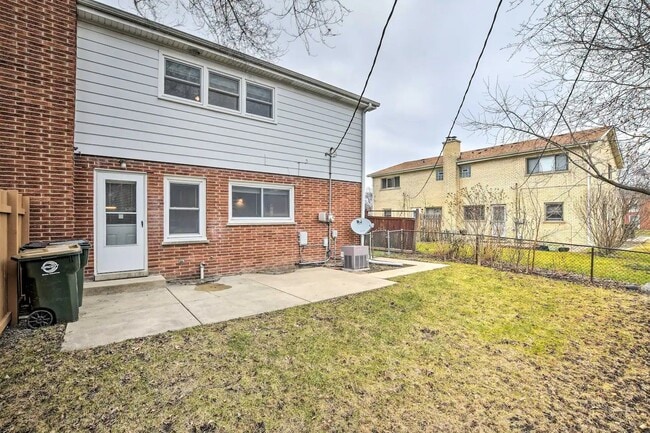 Building Photo - 505 E Valley Ln