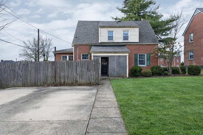 Building Photo - 109 W Poplar St