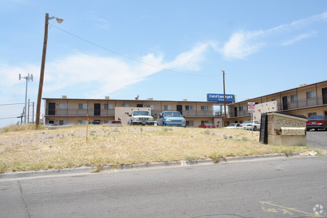Building Photo - Freeway East Apartments
