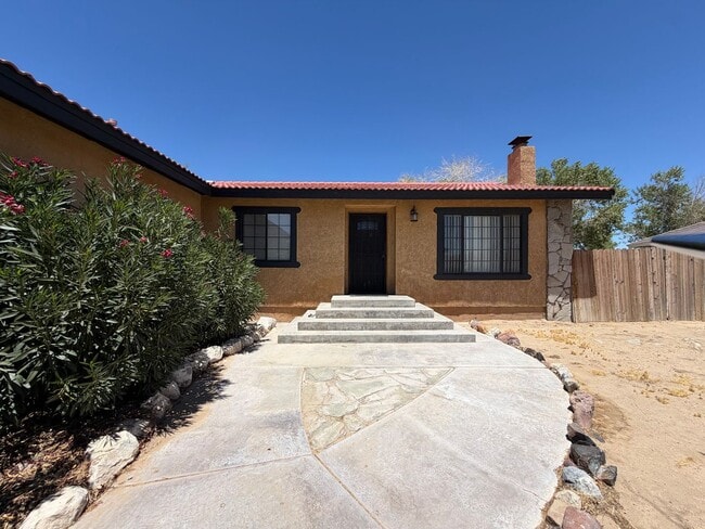 Building Photo - Beautiful 3 Bedroom House Located on Calico Lake