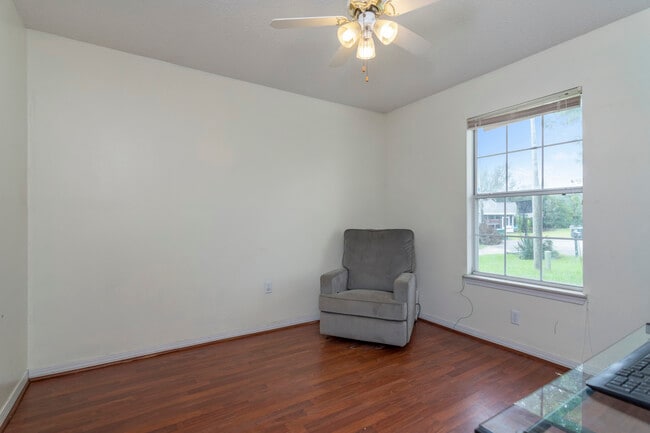 Building Photo - 14 Flora Cove