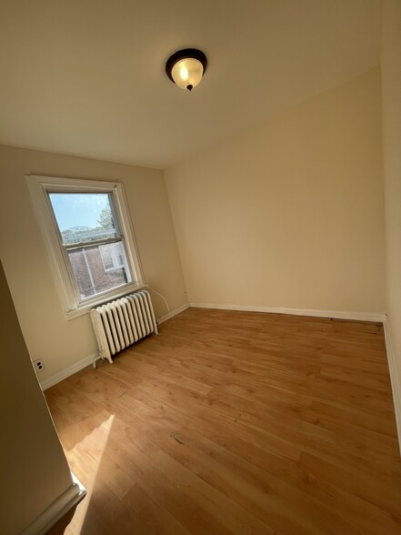 Building Photo - 5821 N Woodstock St