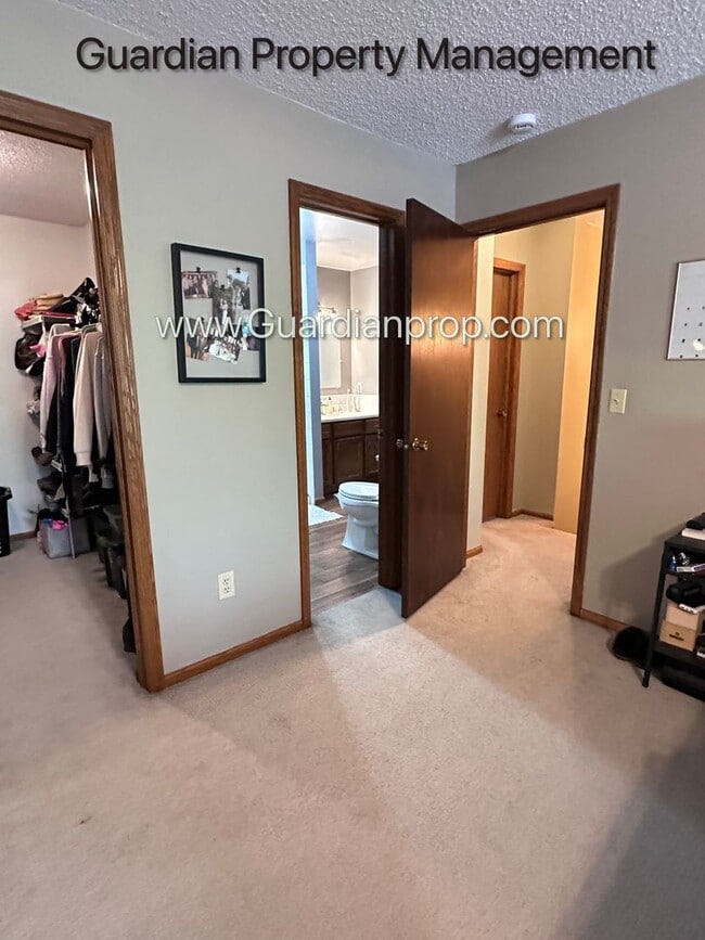 Building Photo - St Louis Park 2 Bedroom Town Home, Dishwasher, 1 Car Garage, Central Air, W/D