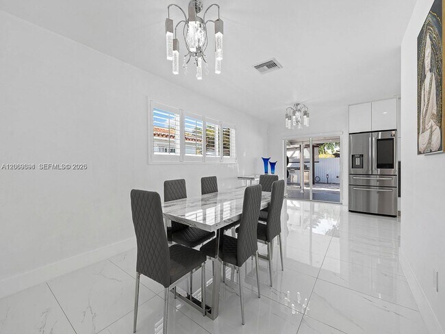 Building Photo - 6951 Miami Lakeway S