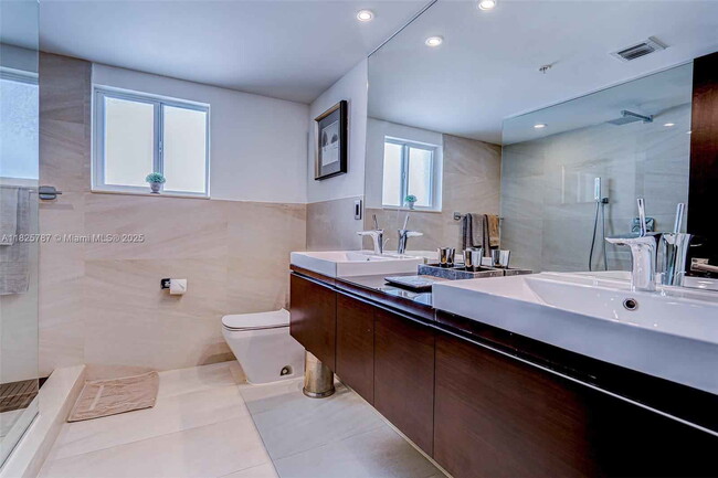 Building Photo - Sunset Harbour Drive, Miami Beach, FL 33139 - 2 BR 2 BA condo