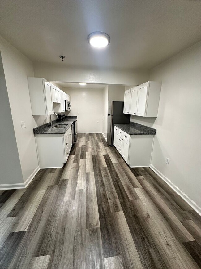Building Photo - $1180 for 1 bedroom in a 4 Bedroom Apartme...