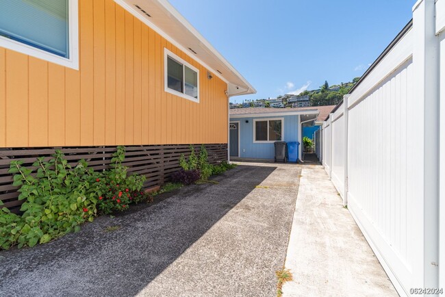 Building Photo - 2454 Pauoa Rd