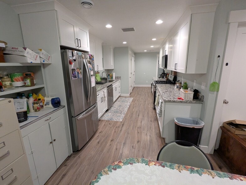 Building Photo - 613 E 8800 S