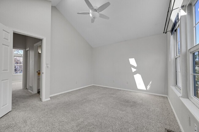 Building Photo - $2,195.00 - 2 Bed, 1.5 Bath, Townhome in L...