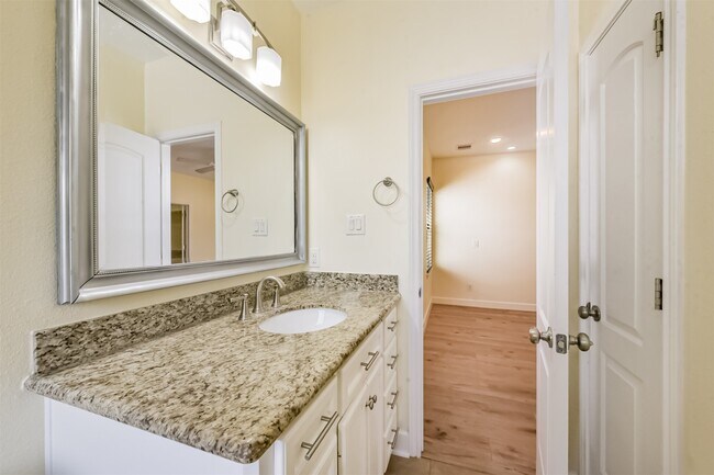 Building Photo - 242 Lenox St