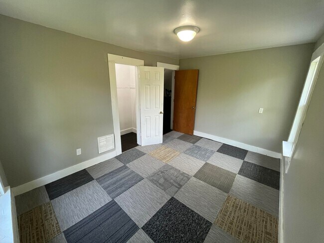 Building Photo - 246 E Dewald St