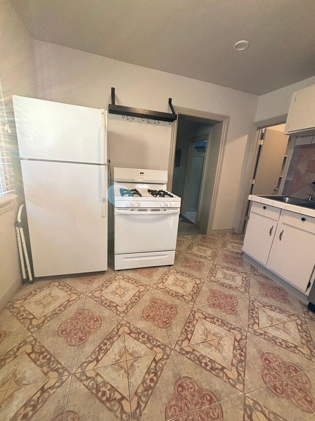 Building Photo - Salt Lake Cottage home 3 bed, 2 baths