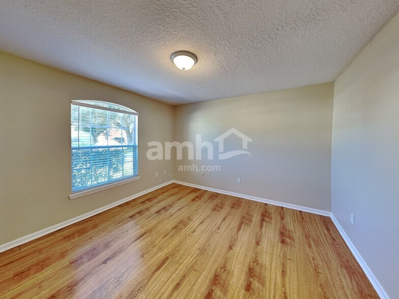 Building Photo - 1725 Dartmoor Ln