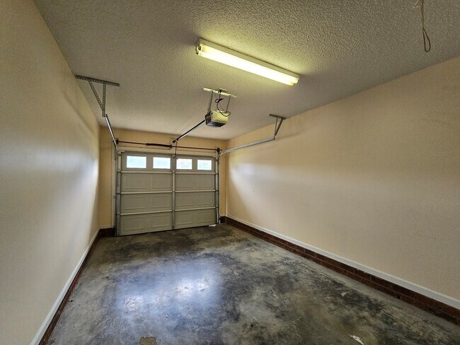 Building Photo - 3563 Beacon Dr