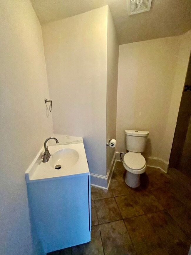 Building Photo - Ranch Style 3 Bedroom 2 Bath and 2 car gar...