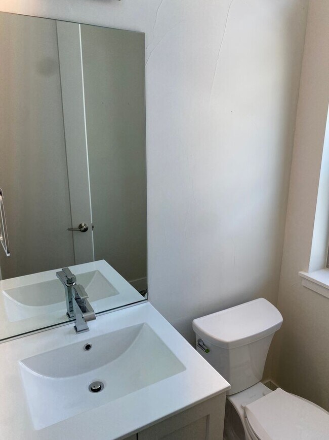 Building Photo - Gorgeous, Modern 3 Bedroom 4 Bathroom Townhouse Near Sloan's Lake