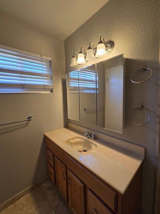 Building Photo - Spacious 4-Bedroom Corner Lot Home $2450.00 per month | Prime Rancho Cordova Location | Available...