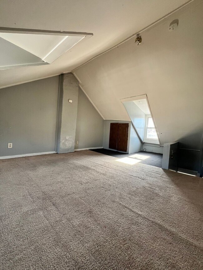 Building Photo - 3 Bedroom 1 Bath Available for Rent