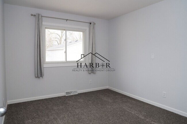 Building Photo - Single Family Home in SE Rochester Availab...