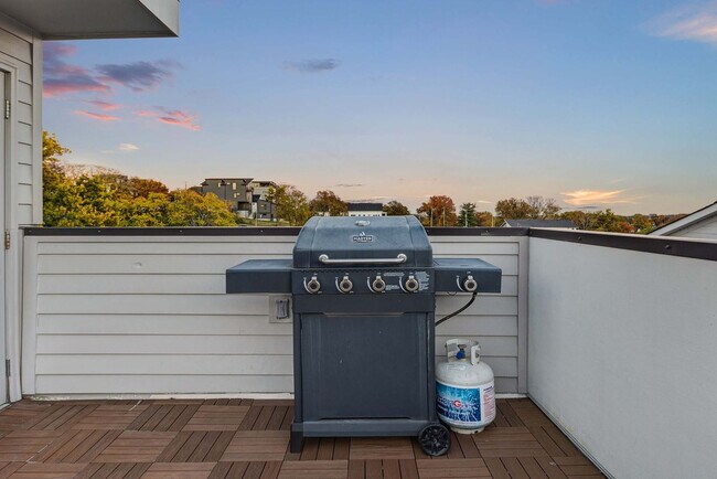 Building Photo - 1114A Wade Ave