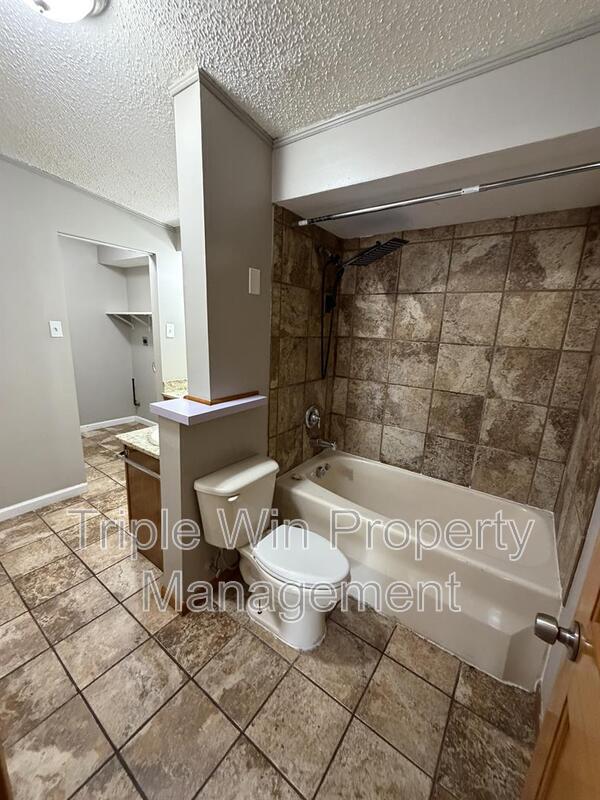 Building Photo - 810 St Anthony Ln