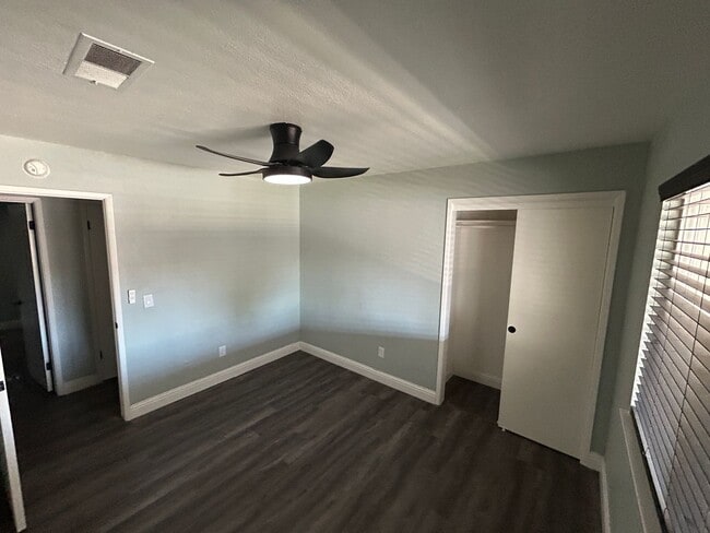 Building Photo - Don't miss out in North Hanford! 3 bedroom 2 bath with solar!