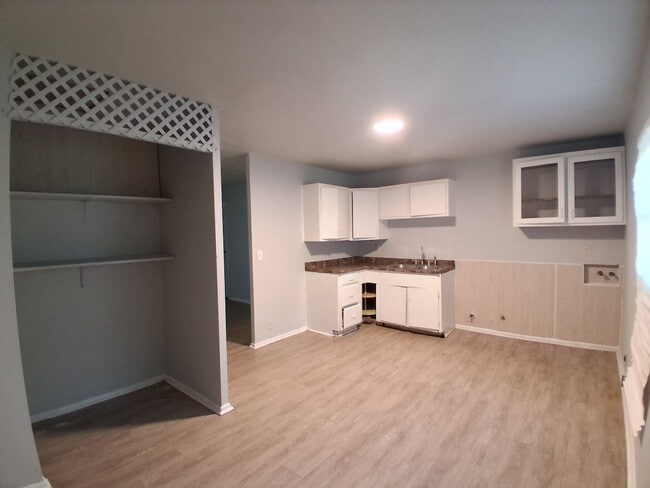 Building Photo - 804 Knollcrest-