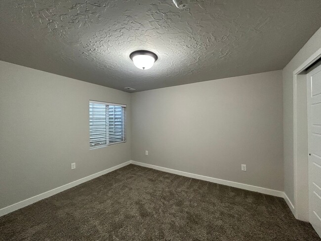 Building Photo - 4 Bedroom 3 Bathroom Townhome in Lehi!
