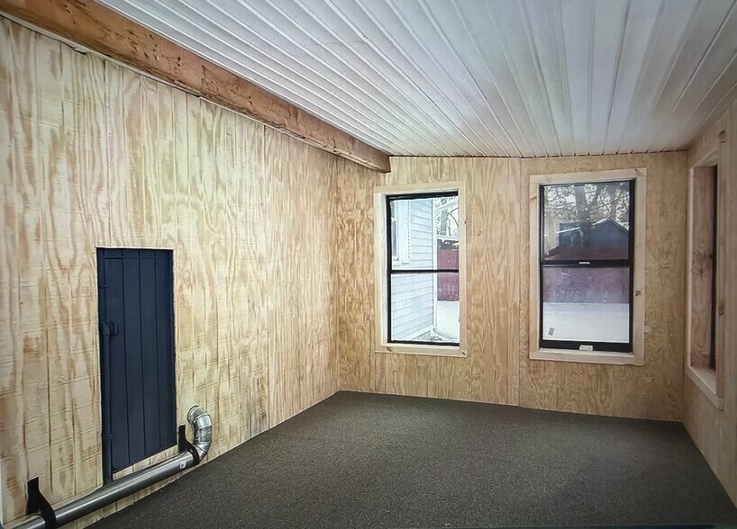 Enclosed shed - 113 Paula Cir