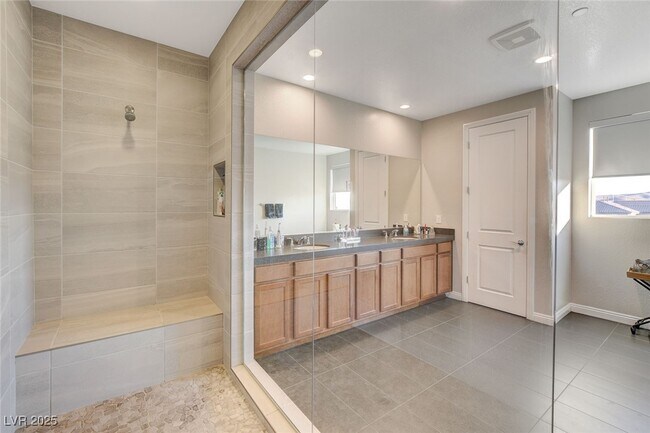 Building Photo - 2567 Speyburn Ave