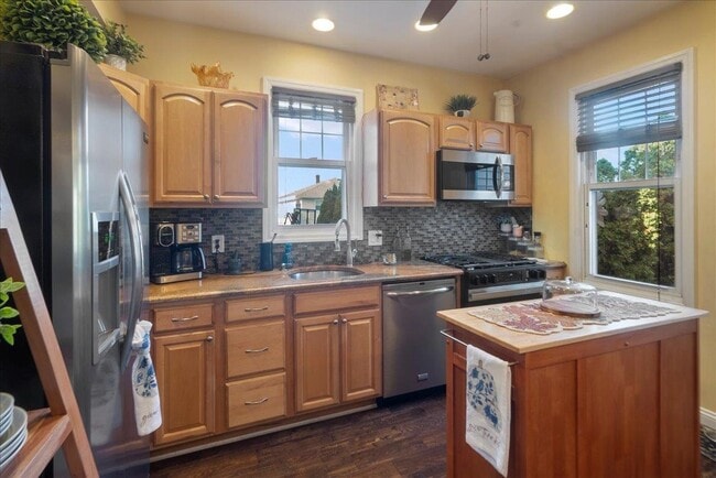 Building Photo - 252 Grace Ave