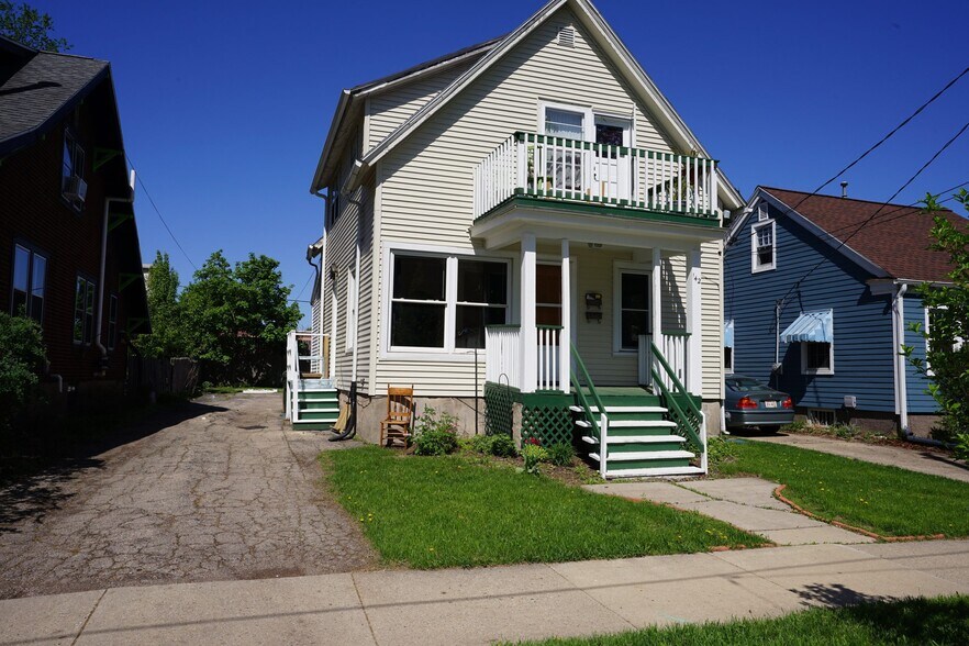 Primary Photo - 142 S Marquette St