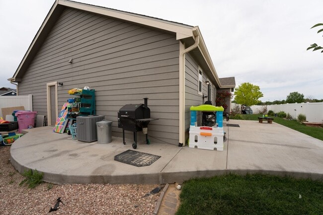 Building Photo - Beautiful 3 Bedroom, 2 Bathroom Ranch – Available Early April!